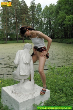 Statue pissing