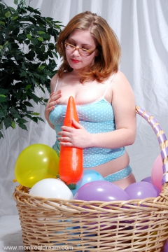 Slutty easter babes shows the real treat between her legs - N