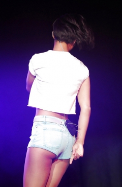 Frankie Sandford sexy - N