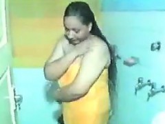 indian-aunty-takes-a-shower