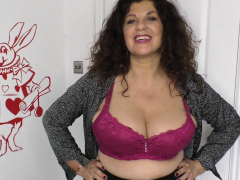 big-natural-tits-mature-woman-showing-downblouse