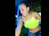 Mexicana borracha en la discoteca